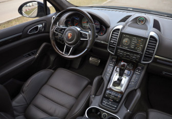 Подержанный автомобиль Porsche Cayenne 2015 года (11 фото)