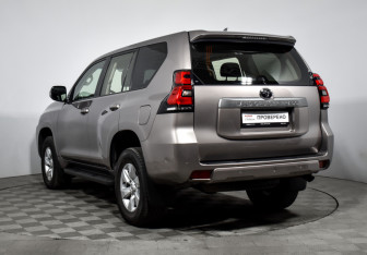 Подержанный автомобиль Toyota Land Cruiser Prado 2019 года (7 фото)