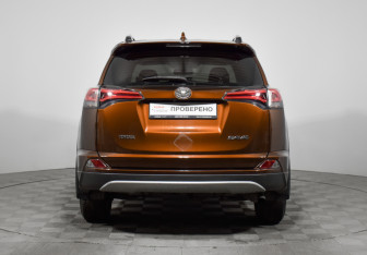 Подержанный автомобиль Toyota RAV4 2017 года (6 фото)