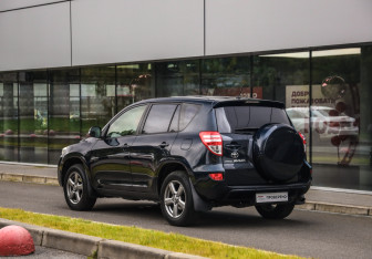 Подержанный автомобиль Toyota RAV4 2012 года (8 фото)