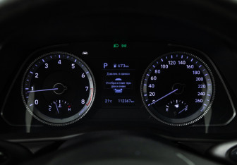 Подержанный автомобиль Hyundai Sonata 2019 года (12 фото)
