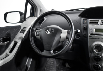 Подержанный автомобиль Toyota Yaris Hatchback 2007 года (15 фото)