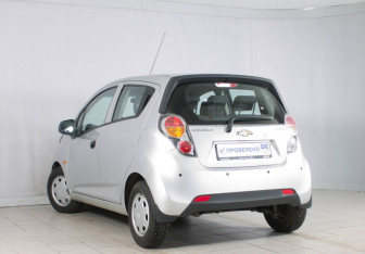 Подержанный автомобиль Chevrolet Spark 2012 года (6 фото)