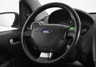 Подержанный автомобиль Ford Fiesta Hatchback 2007 года (14 фото)