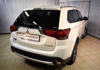 Подержанный автомобиль Mitsubishi Outlander 2017 года (6 фото)