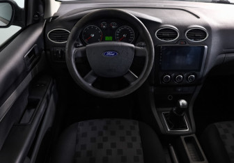 Подержанный автомобиль Ford Focus Hatchback 2007 года (11 фото)