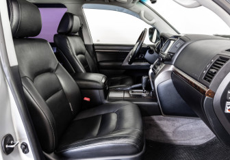 Подержанный автомобиль Toyota Land Cruiser Suv 2011 года (23 фото)