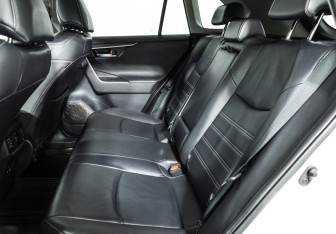 Подержанный автомобиль Toyota RAV4 2020 года (10 фото)