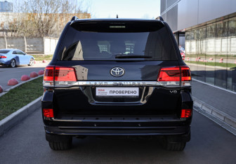 Подержанный автомобиль Toyota Land Cruiser Suv 2019 года (8 фото)