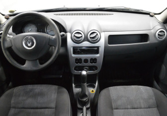 Подержанный автомобиль Renault Sandero 2011 года (14 фото)