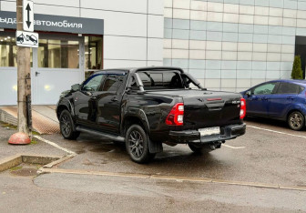 Подержанный автомобиль Toyota Hilux 2022 года (6 фото)