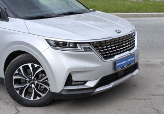 Подержанный автомобиль Kia Carnival 2021 года (8 фото)