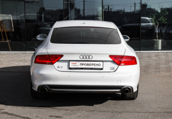 Подержанный автомобиль Audi A7 2012 года (8 фото)
