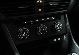 Подержанный автомобиль Volkswagen Jetta Sedan 2020 года (17 фото)