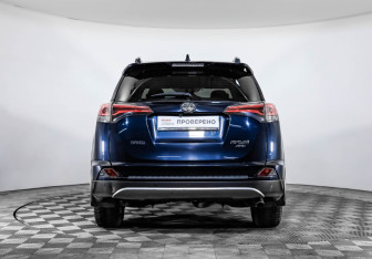 Подержанный автомобиль Toyota RAV4 2016 года (6 фото)