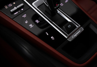 Подержанный автомобиль Porsche Cayenne 2019 года (21 фото)