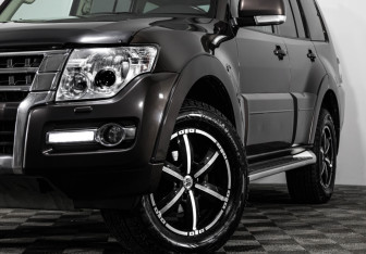 Подержанный автомобиль Mitsubishi Pajero 2017 года (2 фото)