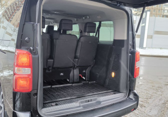 Подержанный автомобиль Peugeot Traveller 2018 года (10 фото)