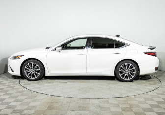Подержанный автомобиль Lexus ES 2018 года (8 фото)