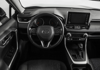 Подержанный автомобиль Toyota RAV4 2020 года (11 фото)