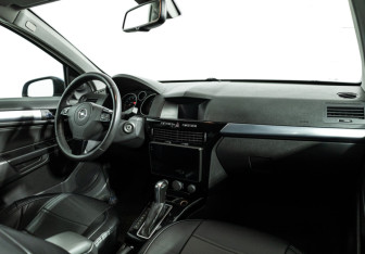 Подержанный автомобиль Opel Astra Hatchback 2007 года (9 фото)