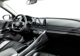 Подержанный автомобиль Hyundai Elantra Sedan 2022 года (9 фото)