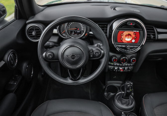 Подержанный автомобиль MINI Hatch 2020 года (15 фото)