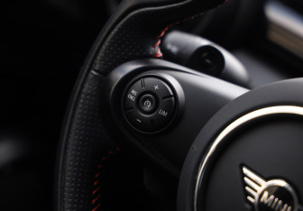 Подержанный автомобиль MINI Hatch 2020 года (14 фото)