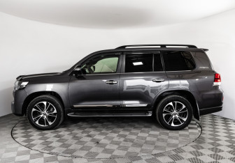Подержанный автомобиль Toyota Land Cruiser Suv 2020 года (9 фото)