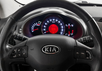 Подержанный автомобиль Kia Sportage 2011 года (17 фото)