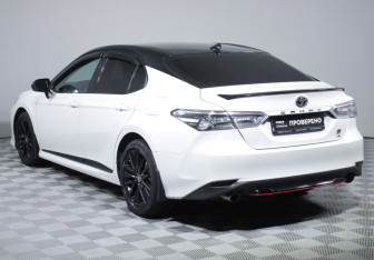 Подержанный автомобиль Toyota Camry Sedan 2021 года (13 фото)