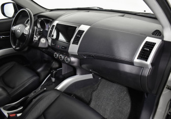 Подержанный автомобиль Mitsubishi Outlander 2011 года (12 фото)