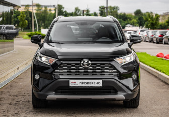 Подержанный автомобиль Toyota RAV4 2022 года (4 фото)