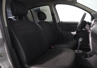 Подержанный автомобиль Renault Sandero 2014 года (16 фото)