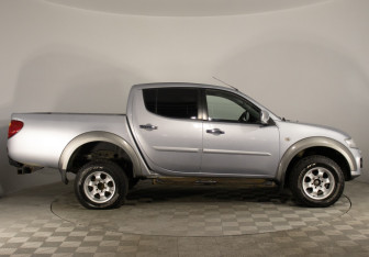 Подержанный автомобиль Mitsubishi L200 2014 года (8 фото)