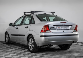 Подержанный автомобиль Ford Focus Sedan 2003 года (7 фото)