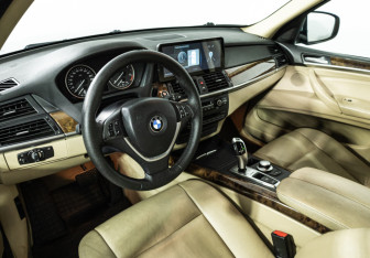 Подержанный автомобиль BMW X5 2007 года (11 фото)