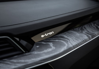 Подержанный автомобиль Audi e-tron 2021 года (40 фото)