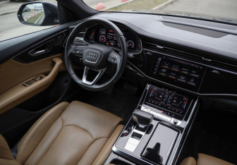 Подержанный автомобиль Audi Q8 2018 года (10 фото)