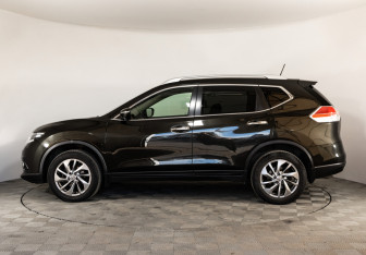 Подержанный автомобиль Nissan X-Trail 2016 года (10 фото)