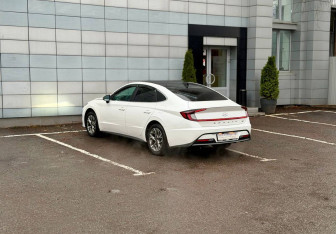 Подержанный автомобиль Hyundai Sonata 2021 года (6 фото)