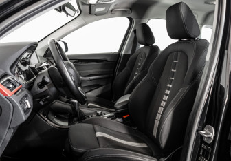 Подержанный автомобиль BMW X1 2017 года (21 фото)