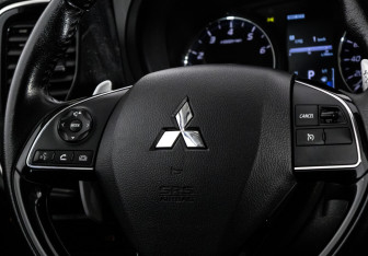 Подержанный автомобиль Mitsubishi Outlander 2016 года (11 фото)