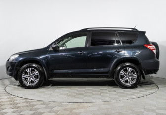 Подержанный автомобиль Toyota RAV4 2011 года (8 фото)
