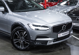 Подержанный автомобиль Volvo V90 Cross Country 2017 года (6 фото)