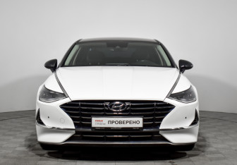 Подержанный автомобиль Hyundai Sonata 2020 года (2 фото)