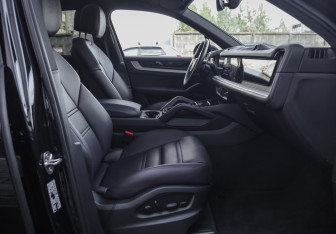 Подержанный автомобиль Porsche Cayenne 2023 года (32 фото)