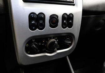 Подержанный автомобиль Renault Sandero 2011 года (12 фото)