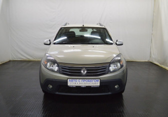 Подержанный автомобиль Renault Sandero 2013 года (2 фото)