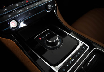 Подержанный автомобиль Jaguar XE 2018 года (14 фото)